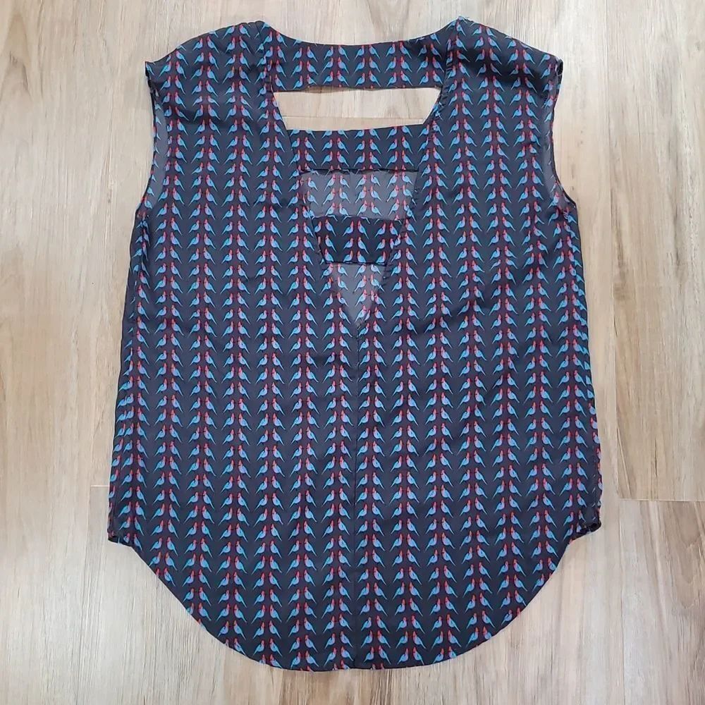 💜Gray Bird Print Cutout Back Sleeveless Top Medium - Picture 3 of 9